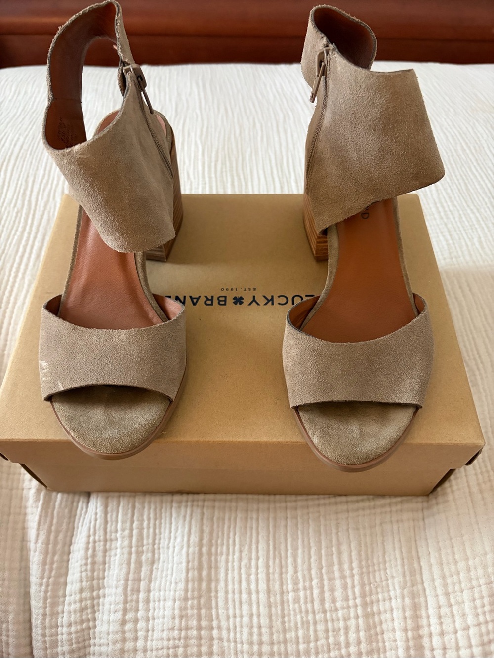 Lucky Brand Raygalan Taupe Suede Ankle Strap Block Heel Sandals - SZ 8.5 In Box!